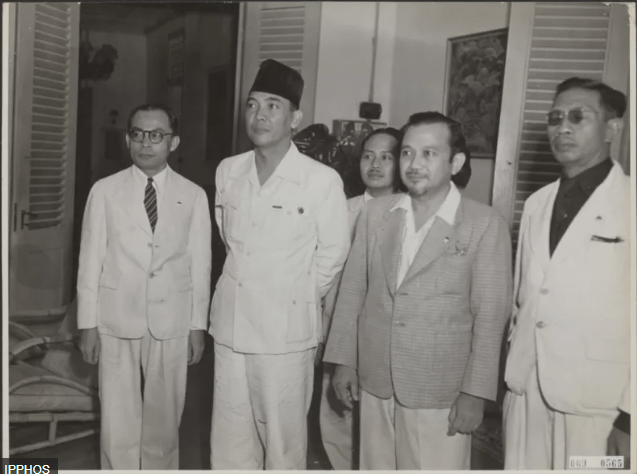 Achmad Soebardjo bersama Soekarno Hatta dan Menteri Pertama RI