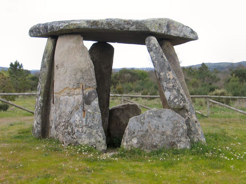 zaman praaksara dolmen