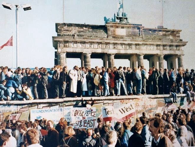 Suasana ketika warga Jerman berusaha merobohkan Tembok Berlin