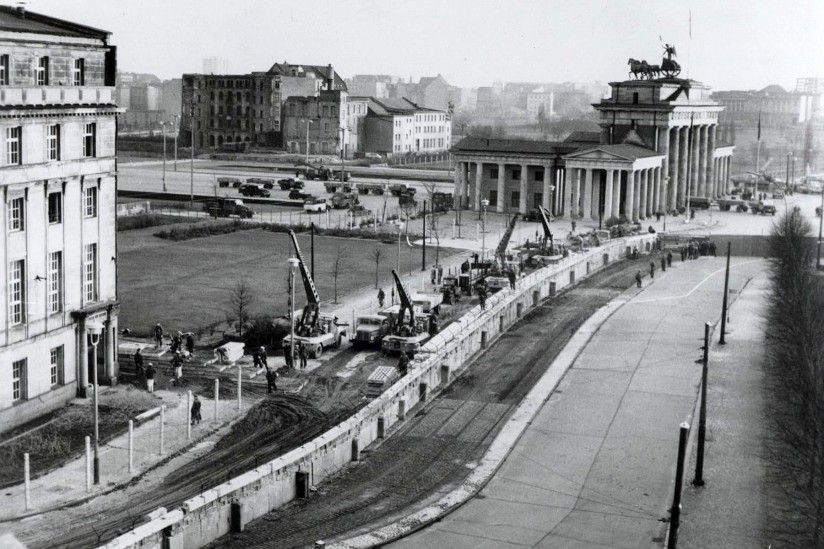 Tembok Berlin tahun 1961 memisahkan Jerman Barat dan Jerman Timur