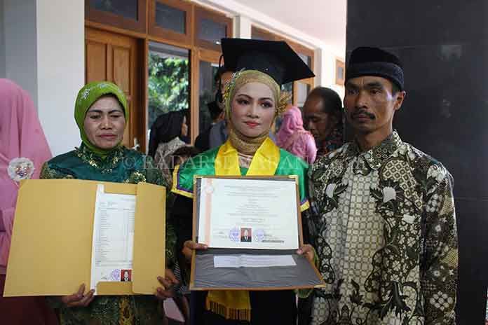 Firna Larasanti Bersama Kedua orangtuanya/sumber photo Radar Semarang
