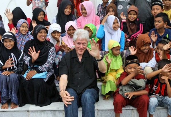 kegiatan relawan - Bill Clinton dalam kegiatan kemanusiaan di Aceh