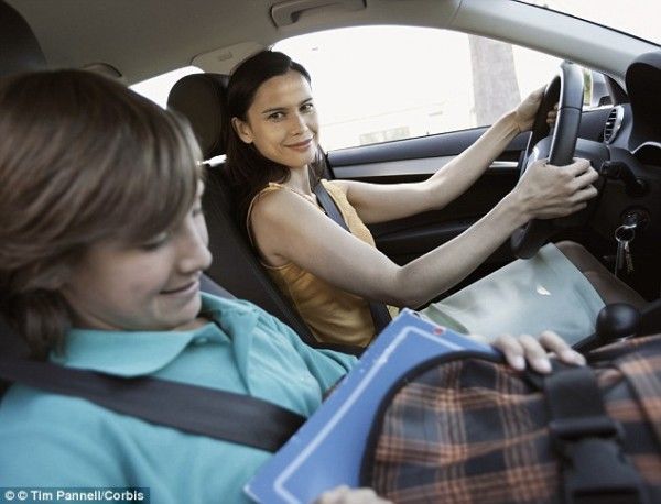 Ibu mengantar anak ke sekolah. (Sumber: dailymail.co.uk)