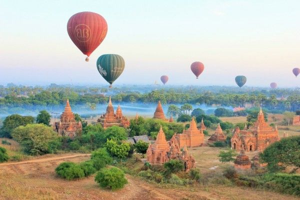 destinasi wisata - Balon udara di atas Kota Bagan.