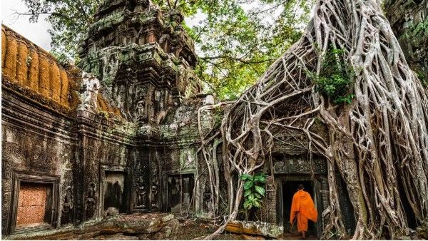destinasi wisata - Potret biksu di area Angkor Wat. 