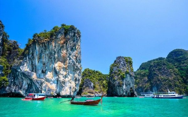 destinasi wisata - Air hijau kemilauan yang terdapat di Phuket, Thailand. 
