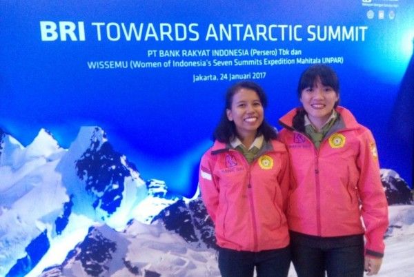 kisah menegangkan - Kisah menegangkan dua mahasiswi penakluk enam puncak gunung dunia