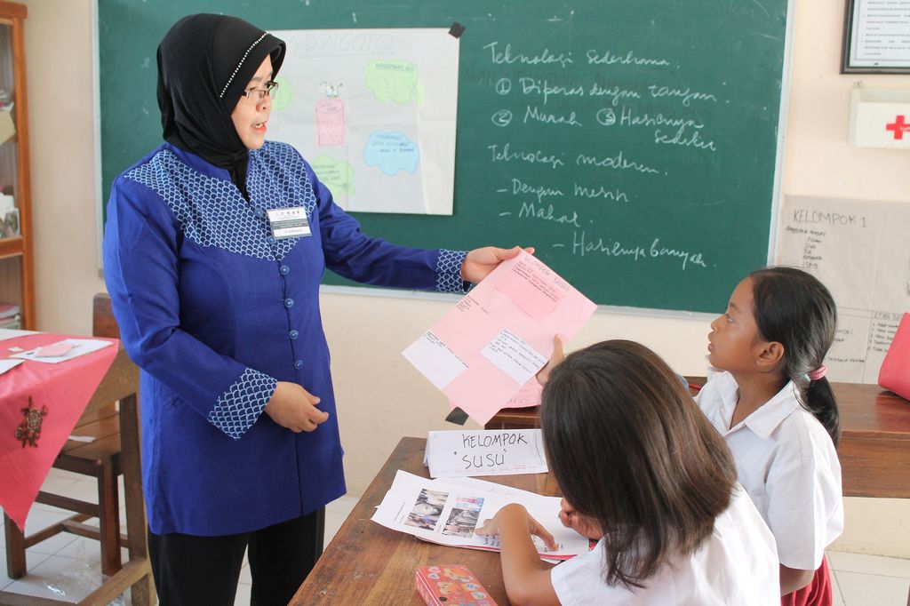 full day school - Perhatian guru pada siswa full day school - Perhatian guru pada siswa