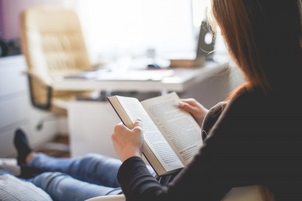 Cara Mengetahui Plagiarisme - Membaca buku untuk mengenali plagiarisme 