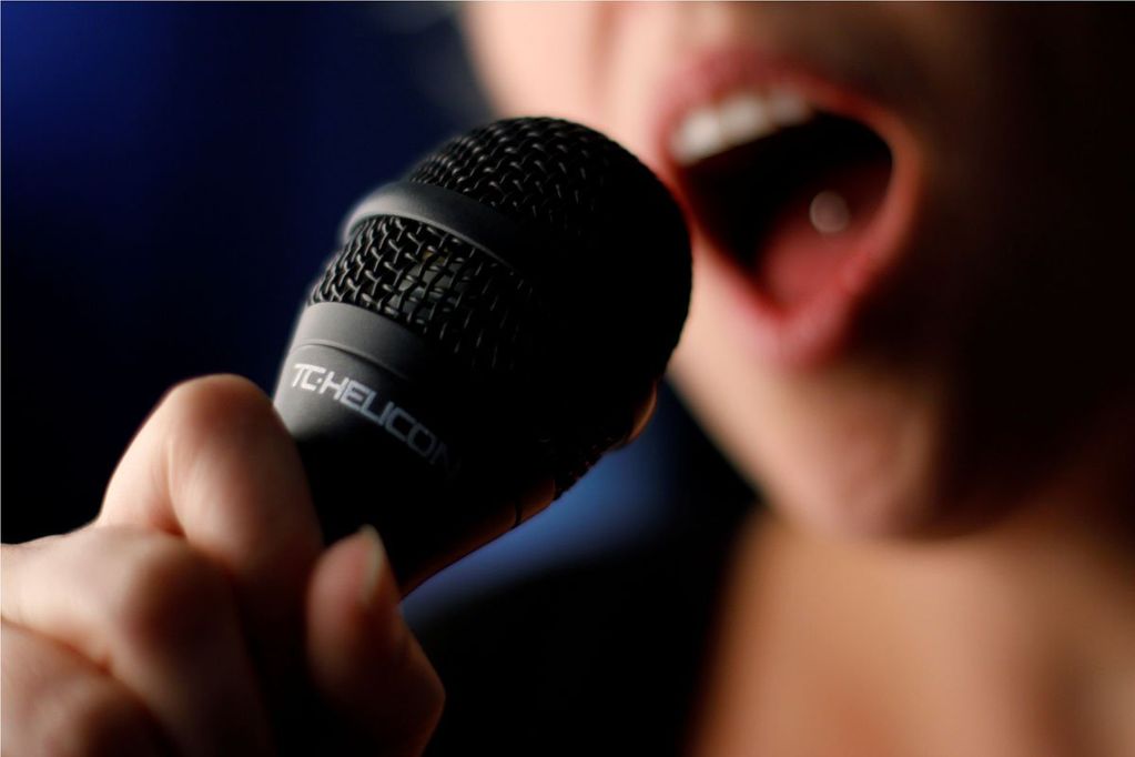 Menyanyikan lagu untuk ibu
