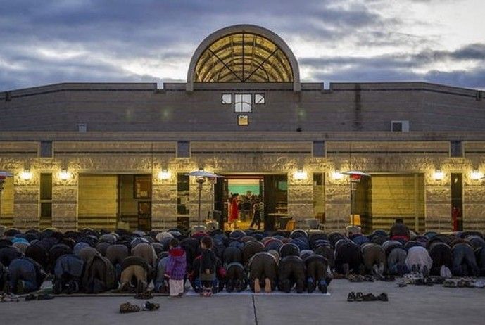 fakta unik - Umat Muslim Australia sedang salat di masjid Canberra