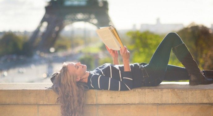 Gemar Membaca - Membaca di depan Menara Eiffel