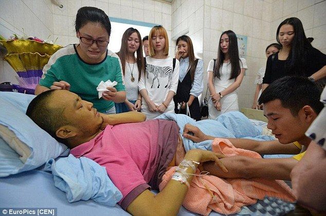 guru inspiratif - Liu mengajar para siswanya di rumah sakit