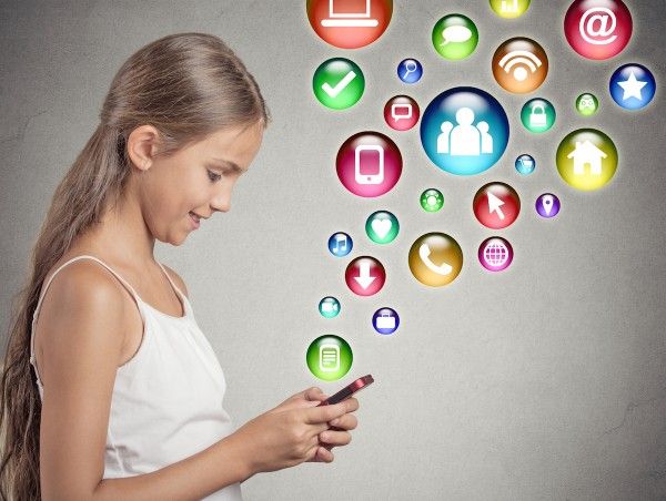 kecanduan gadget - Anak dan sosial media. 