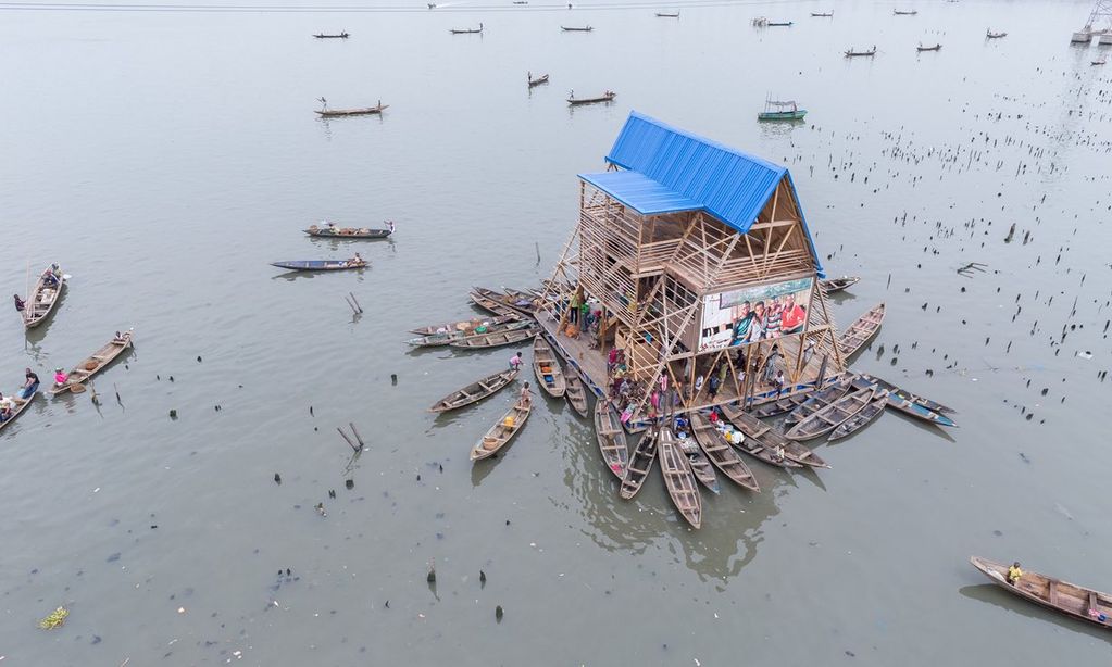 Berdiri di tengah perairan laguna