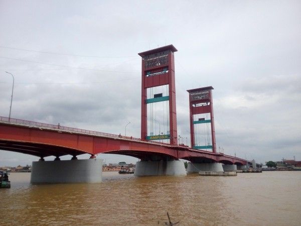 seragam pramuka - Air Sungai Musi di Palembang. 