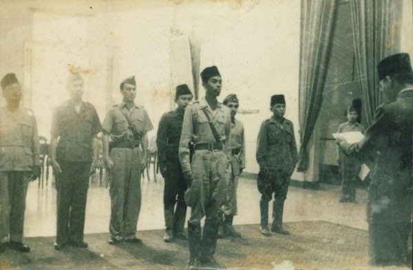 seragam pramuka - Foto para pejuang kemerdekaan sedang mendengar pidato Presiden Soekarno.
