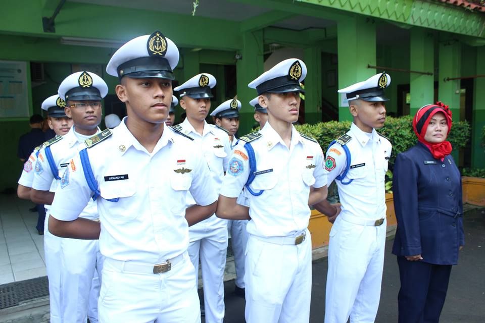 SMK - Siswa SMK N 36 Jakarta dengan seragam kebanggaannya