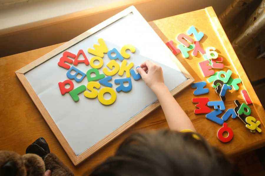 Waktu yang tepat mengajarkan anak angka dan huruf