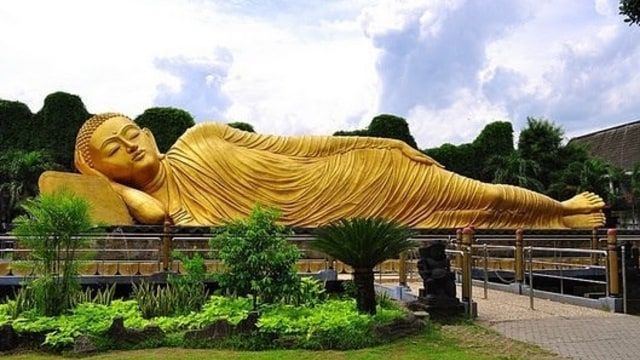 Patung Sleeping Buddha di Mojokerto, Jawa Timur