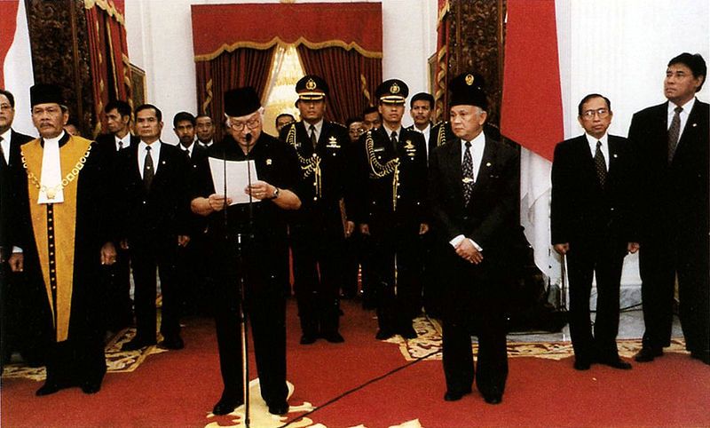 Pengunduran diri Soeharto oleh tuntutan DPR dan Masyarakat