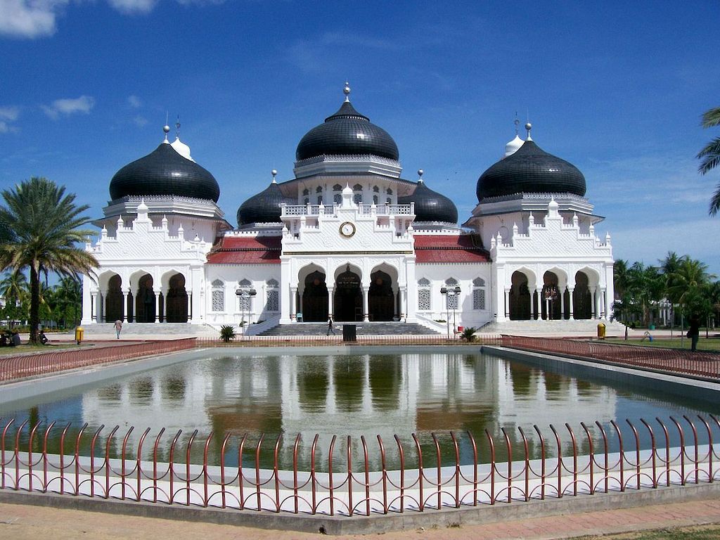 Masjid Raya Baiturrahman, Banda Aceh dibangun oleh Sultan Iskandar Muda