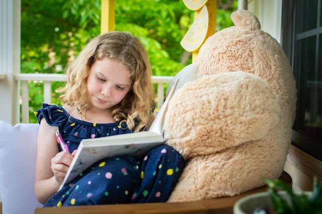 drew-perales-menulis buku diary dapat menstimulasi kecerdasan intrapersonal anak