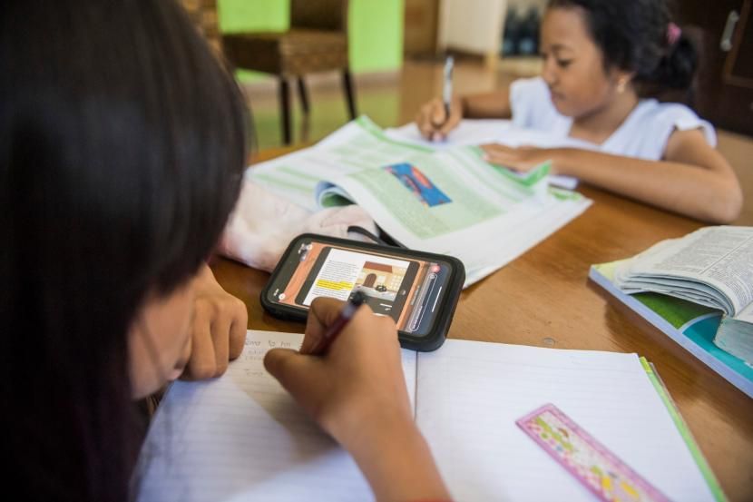 Mengakses aplikasi belajar Ruangguru
