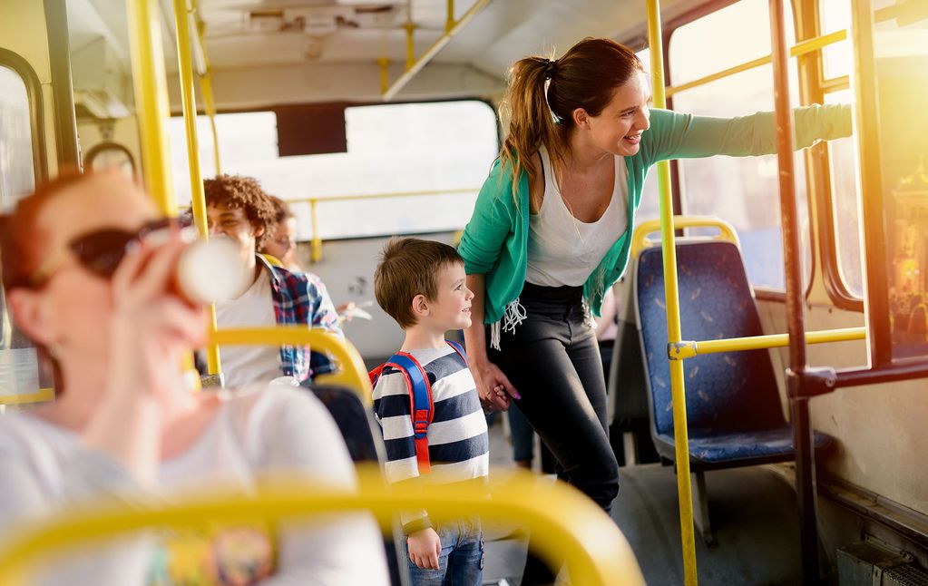 manfaat pentingnya ajari anak naik transportasi umum