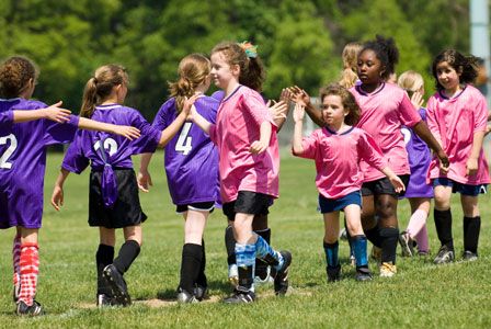 manfaat menonton pertandingan olahraga bersama anak