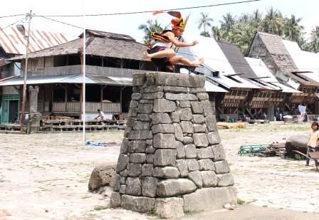 Tradisi Lompat Batu di Desa Bawomataluo