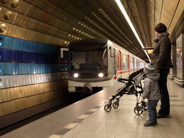 manfaat pentingnya ajari anak naik transportasi umum