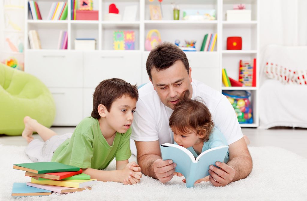 orang tua yang membacakan dongeng untuk anak