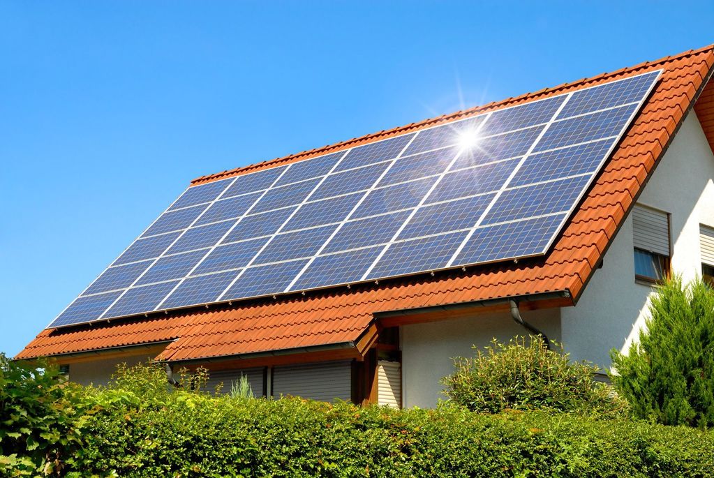 panel surya pada atap rumah
