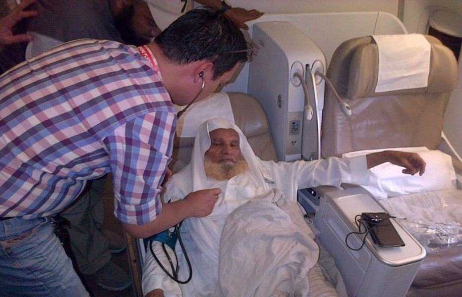 pemeriksaan pasien di pesawat