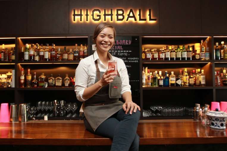 profesi pria yang digeluti wanita - Kino Soh, bartender wanita asal Singapura