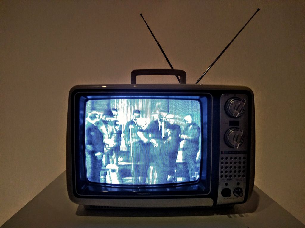 televisi mekanik ditemukan oleh John Logie Baird