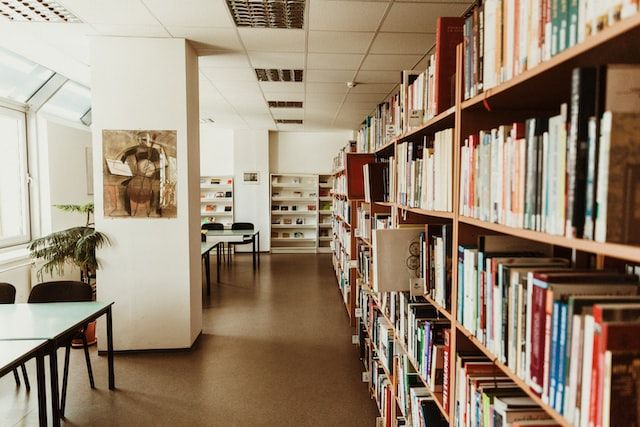 rekomendasi tempat belajar asik - perpustakaan
