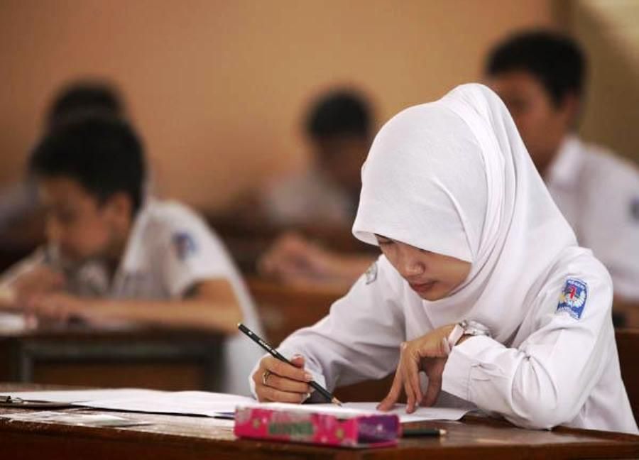 Siswa mengerjakan Ujian Nasional 