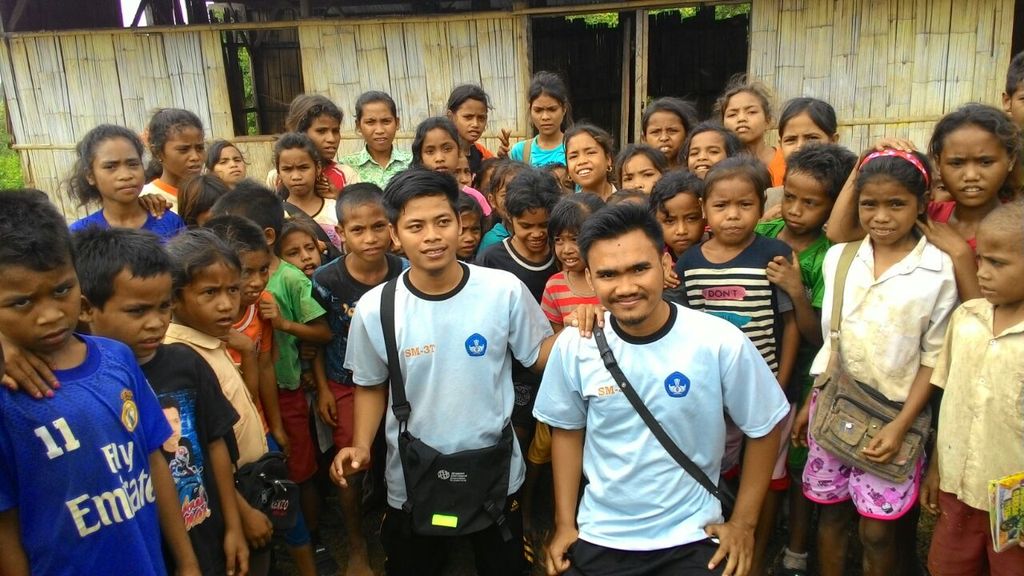 volunteer mbangun deso bersama anak anak setempat